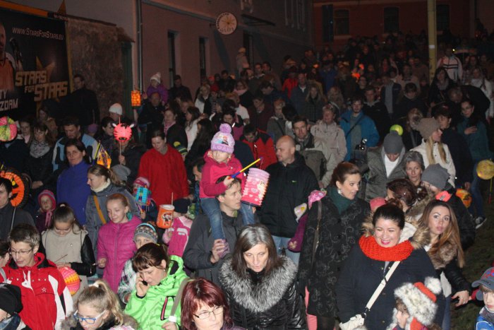 Ilustračný obrázok k článku Rodičia, deti, lampióny a radosť zaplnili trasu Lampiónového sprievodu sv. Martina