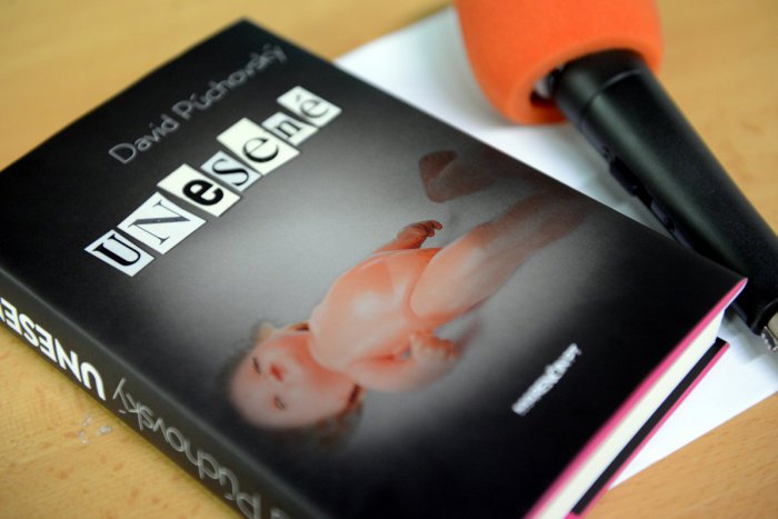 Ilustračný obrázok k článku Bývalý novinár vypátral tri unesené deti. Príbeh pátrania opísal v knihe s názvom "Unesené"