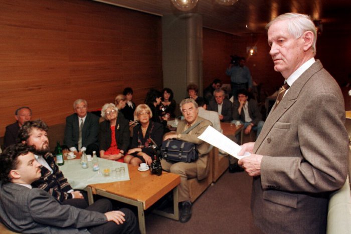 Ilustračný obrázok k článku Zomrel dlhoročný novinár Roman Kaliský