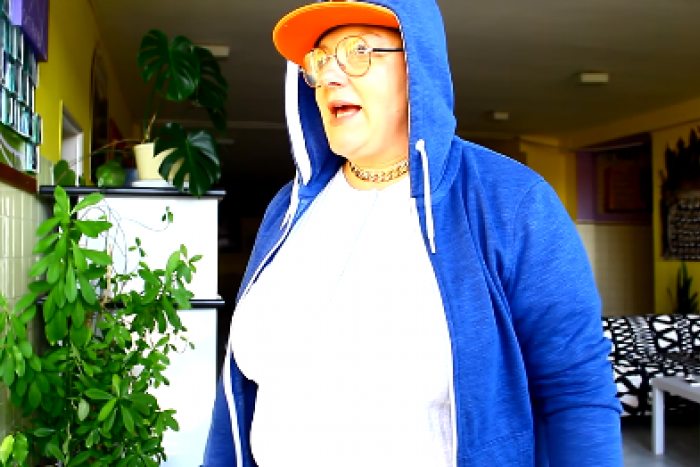 Ilustračný obrázok k článku Učiteľka gymnázia zachytená na VIDEU zo školy: V raperskej šiltovke a kapucni dáva žiakov do laty!