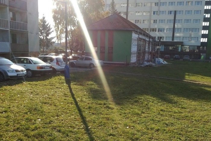 Ilustračný obrázok k článku Časť pozemkov pri bývalej výmenníkovej stanici mesto predá: Aké má s nimi v centre Humenného súkromník plány?