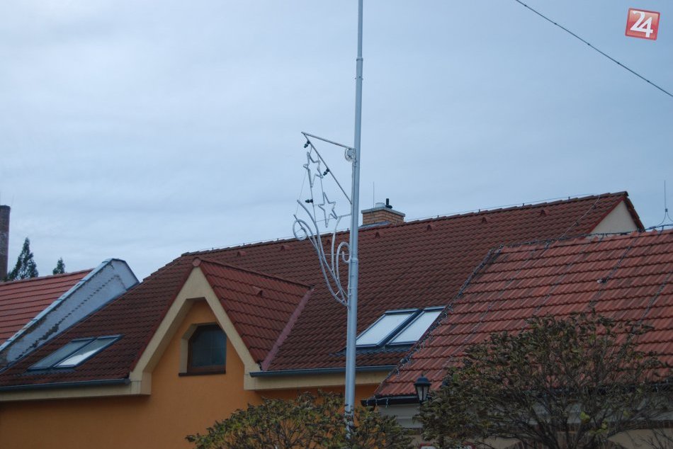 Ilustračný obrázok k článku Vo Veľkom Šariši niekto ukradol vianočné osvetlenie: Mesto musí improvizovať