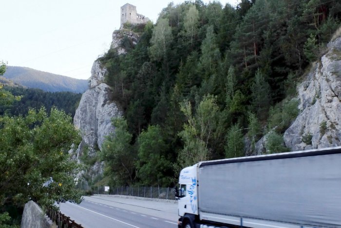 Ilustračný obrázok k článku Cez víkend pod Strečnom opatrne: Čaká nás uzávera na ceste pod hradom