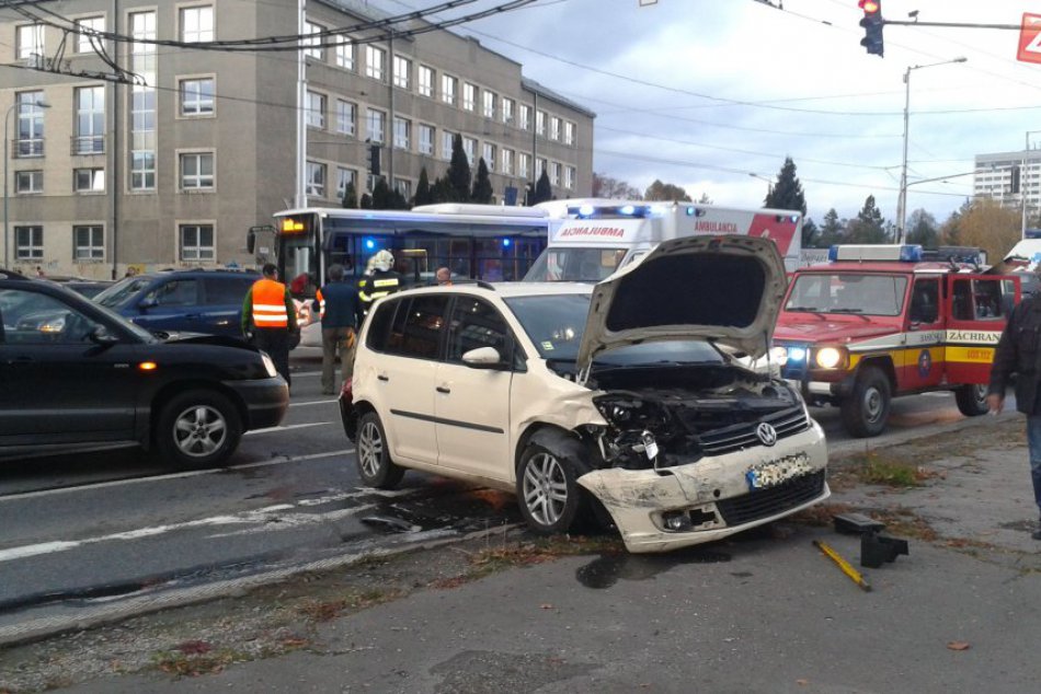 Ilustračný obrázok k článku Zrážka piatich áut v Bystrici ochromila dopravu: Pozrite si ZÁBERY priamo z miesta!