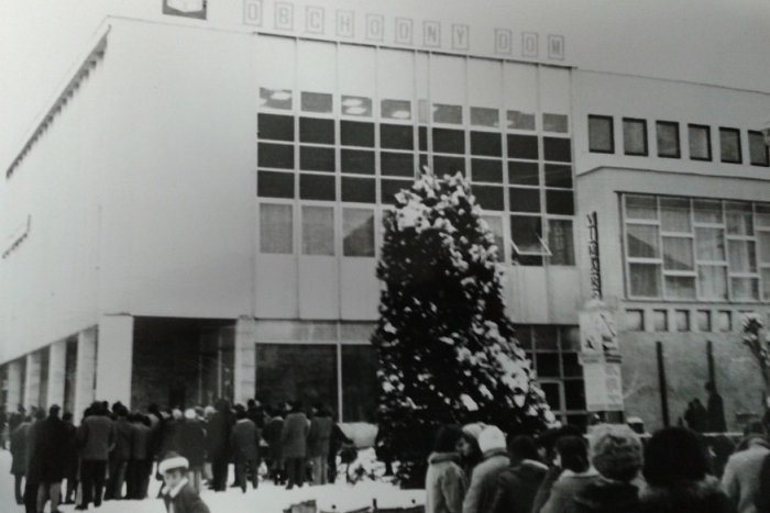 Ilustračný obrázok k článku Otváranie obchodného domu, výstavba tržnice, autá na námestí... FOTKY z Humenného, ktoré vás vrátia v čase!