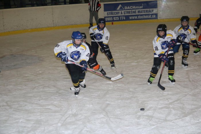 Ilustračný obrázok k článku Lučenskí hokejoví prípravkári na stupni víťazov: Bronz preberali z rúk hokejovej legendy Igora Libu