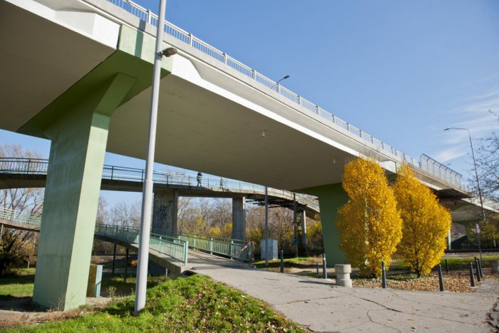 Ilustračný obrázok k článku Regionálne cesty Bratislava uistili, že trhliny na moste v Malackách neohrozujú bezpečnosť