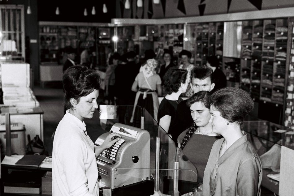 Ilustračný obrázok k článku Bystrický Tuzex, luxus na ktorý mnohí spomínajú: Pamätáte ešte, od koho ste kupovali bony?