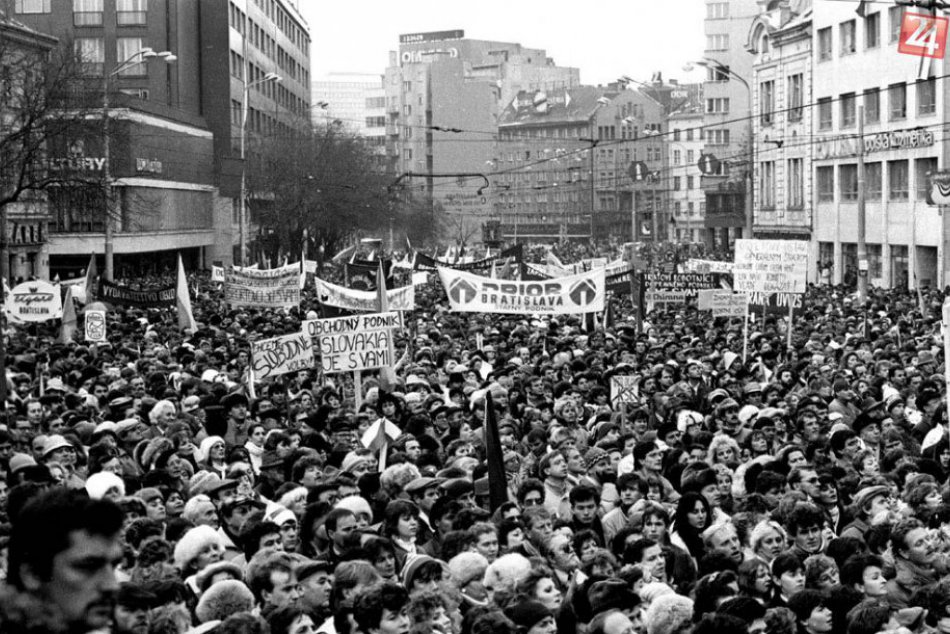 Ilustračný obrázok k článku Nežná revolúcia na archívnych fotografiách: Takto to vyzeralo v bratislavských uliciach