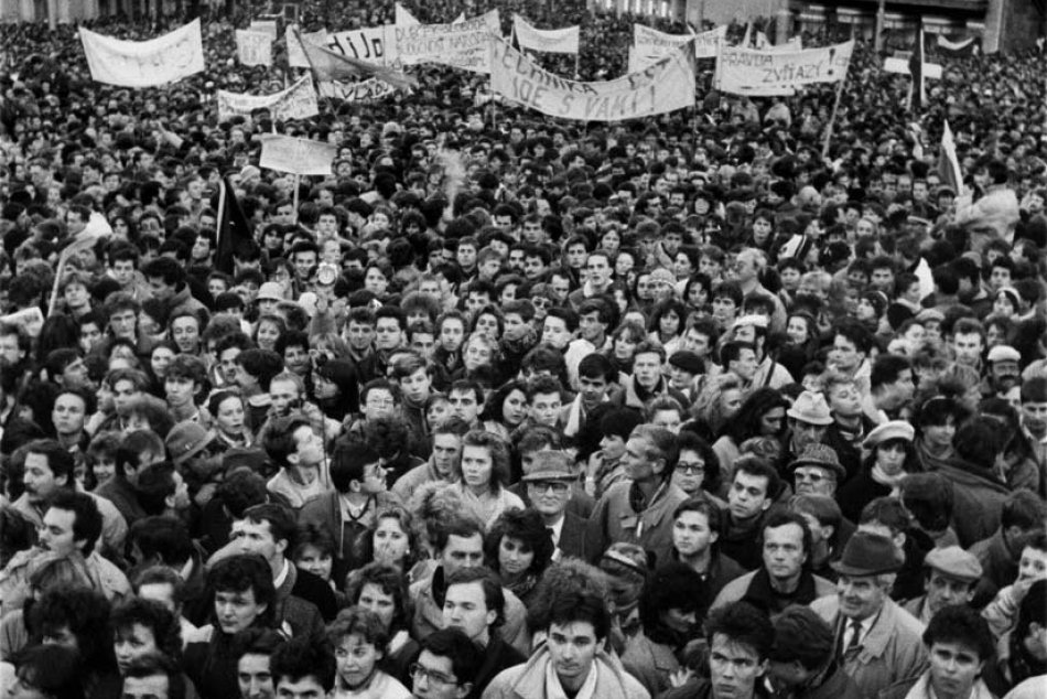 Ilustračný obrázok k článku ZLOMOVÉ okamihy NEŽNEJ revolúcie: K rozhorčeniu prispela FÁMA o zabitom študentovi