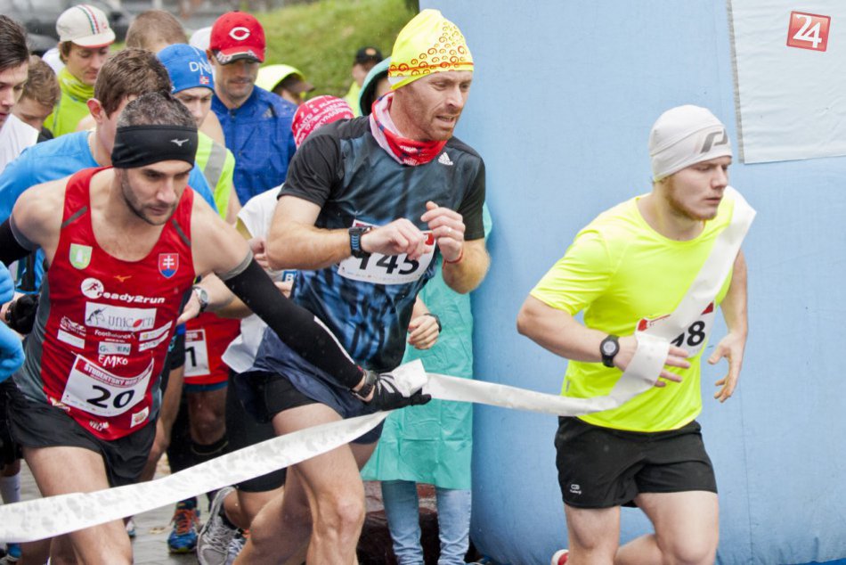 Ilustračný obrázok k článku Študentský beh na fotografiách: Dážď ich neodradil, v nedeľu si behom nielen študenti pripomenuli novembrové udalosti