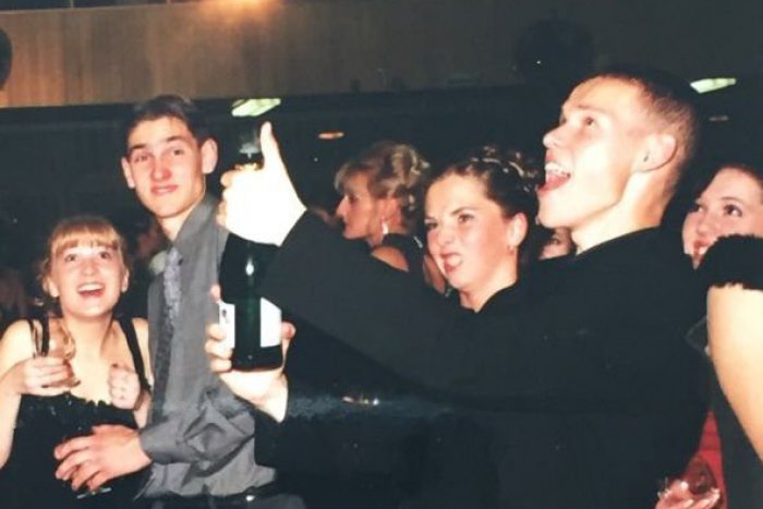 Ilustračný obrázok k článku Mladík v obleku na stužkovej búcha šampus: Tohto muža dnes už pozná celé Slovensko, uhádnete, kto to je? :)