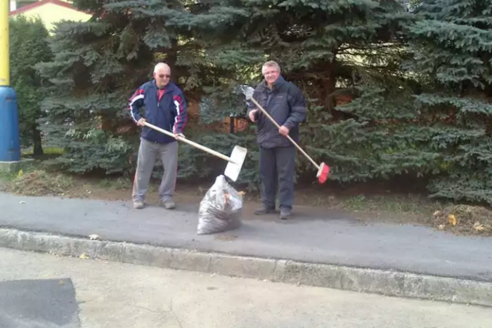 Ilustračný obrázok k článku Všetci by si mali od nich brať príklad: Na svojej ulici v Prešove organizujú brigády už 30 rokov!