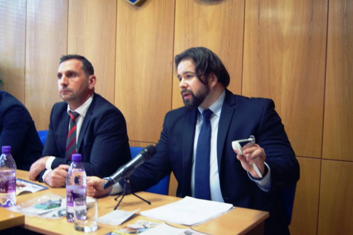 Ilustračný obrázok k článku Náramky pre žiarskych seniorov majú pomôcť v núdzi: Radnica ale zverejnila cenu