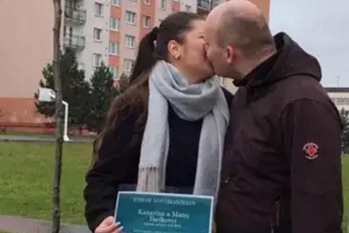 Ilustračný obrázok k článku Katka s Matejom odmietli svadobné kytice, dostali totiž skvelý nápad: V Prešove vzniká aleja novomanželov!