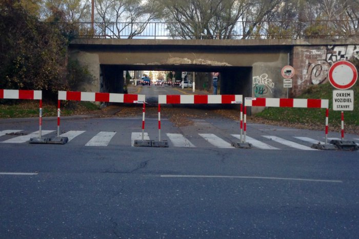 Ilustračný obrázok k článku V Ružinove začali opravovať zničenú cestu na Krasinského ulici