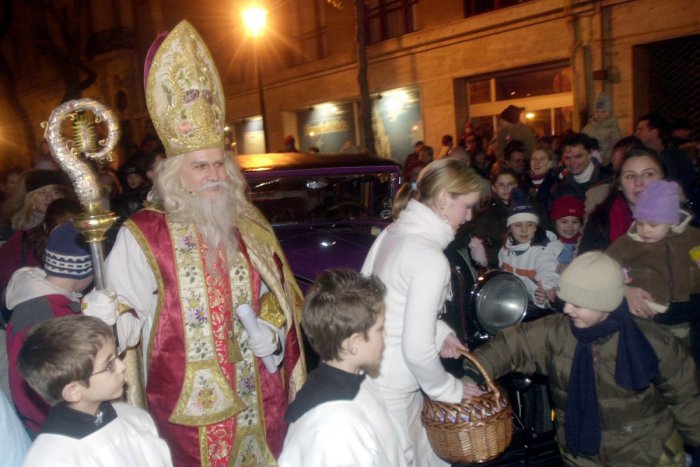 Ilustračný obrázok k článku Vianočné obdobie začína Mikulášom: Vieme kedy ho môžete stretnúť v uliciach Prievidze