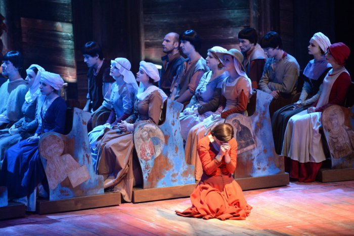 Ilustračný obrázok k článku Zochova divadelná Revúca privítala 15 súborov. Kto zabodoval u odbornej poroty?