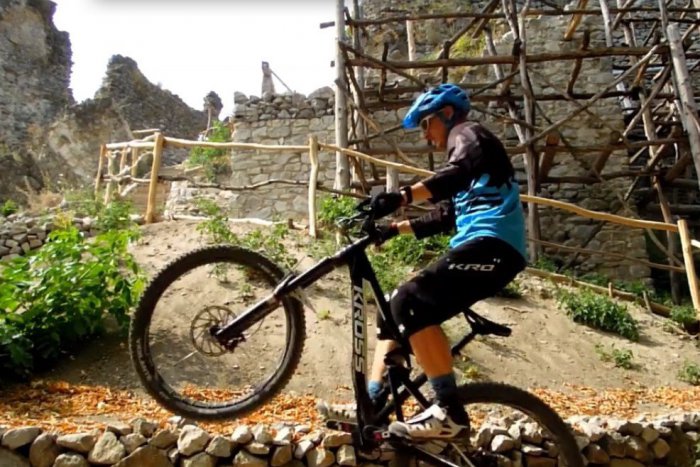 Ilustračný obrázok k článku Kaskadér na bicykli predviedol v okolí Vinianskeho hradu adrenalínovú jazdu, ZÁBERY stoja za to: Čo na to ale ochranári?