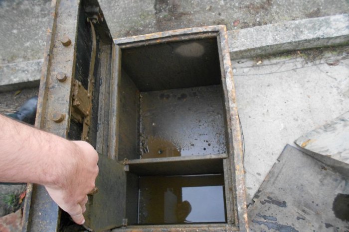 Ilustračný obrázok k článku Pri vypúšťaní vodnej nádrže objavili bezpečnostné trezory: Polícia hľadá ich majiteľa!