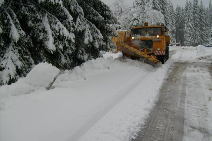 Ilustračný obrázok k článku Cestári sa dali do posypávania, pokračujú v ďalších obhliadkach a údržbe: Ako to vyzerá na vozovkách?