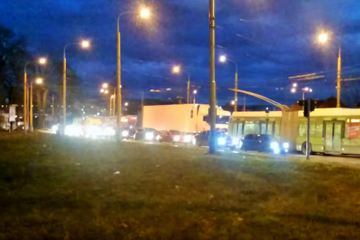 Ilustračný obrázok k článku Nepríjmenosti s dopravou v prešovských uliciach: Vodiči sa musia obrniť trpezlivosťou, zápchy akoby nemajú konca! VIDEO