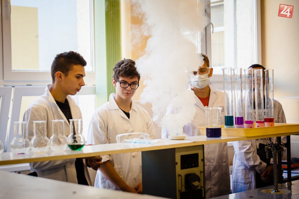 Ilustračný obrázok k článku Dymovnica v škole: Aj takto môže vyzerať Deň otvorených dverí :)