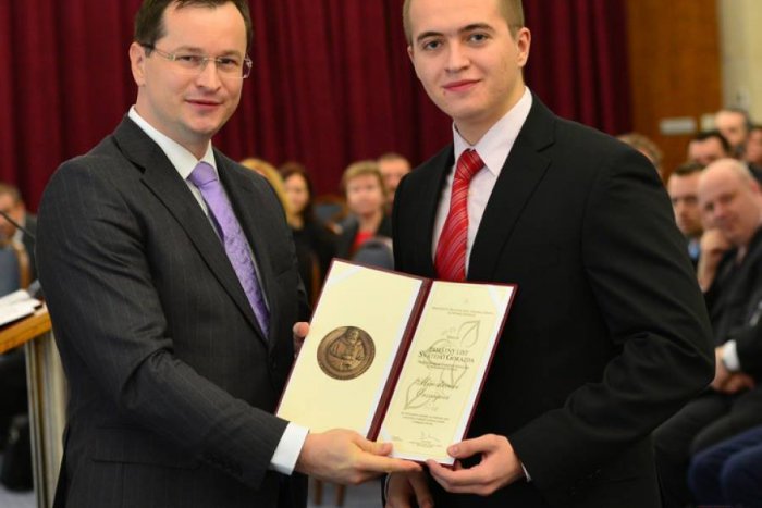 Ilustračný obrázok k článku Výnimočný úspech lučenského gymnazistu: Miro získal najvyššie študentské ocenenie