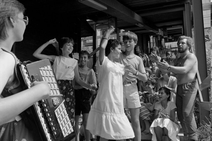 Ilustračný obrázok k článku Venčeky v Robotníckom dome či diskotéky v PKO: Slávne podniky, v ktorých sa Bystričania za socíku vedeli baviť