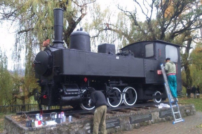 Ilustračný obrázok k článku Radnica oživí park pred stanicou: Historický parný rušeň je už bez hrdze a s novým náterom