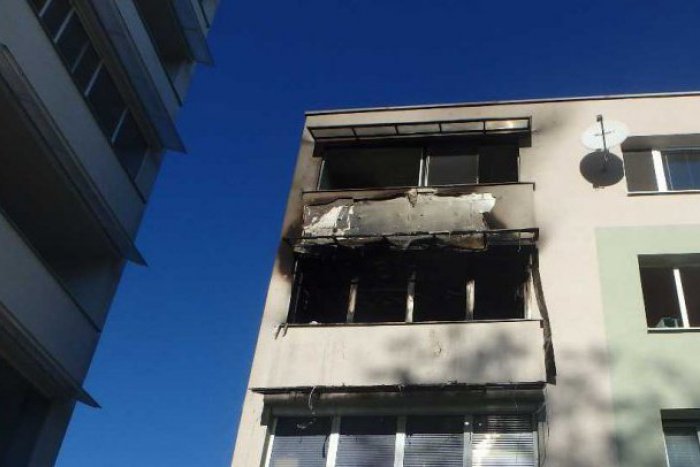 Ilustračný obrázok k článku Požiar balkónu na bytovke v Trnave: Jeden človek zranený, v akcii 13 hasičov! FOTO