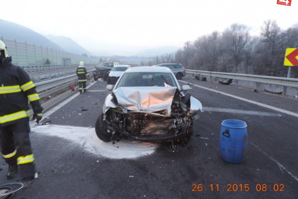 Ilustračný obrázok k článku FOTO z miesta hrozivej hromadnej nehody na R1: Medzi siedmimi posádkami aj dvaja Bystričania!