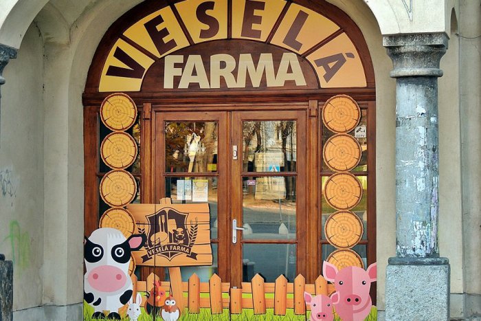 Ilustračný obrázok k článku Čerstvé i údené, žinčica, ovčí syr aj parenica: Mliečne dni vo Veselej Farme prinášajú zľavy!