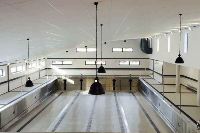 Ilustračný obrázok k článku OBRAZOM:Prvá petržalská plaváreň je už hotová. Nerezové bazény, sauny a aj tobogán čaká kolaudácia