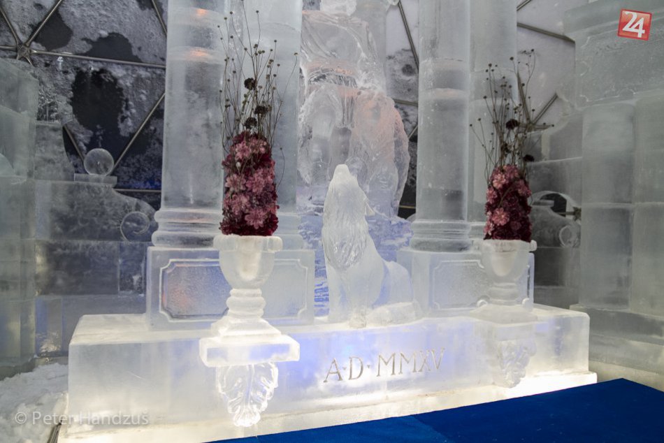 Ilustračný obrázok k článku Romantika v ľadovom dóme je ešte silnejšia než doteraz: Po novom v ňom žiari krásny symbol Vianoc