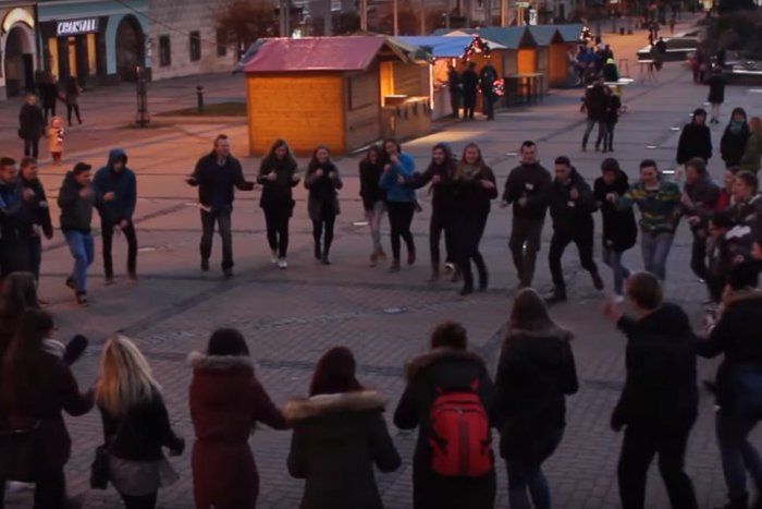 Ilustračný obrázok k článku Ľudia išli okolo a len sa nechápavo pozerali: Mladí v kruhu, tlieskanie a čudné pokriky na bystrickom námestí!