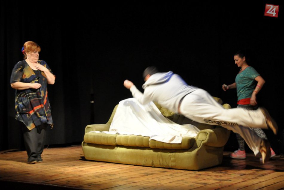 Ilustračný obrázok k článku FOTO: Divadelníci z Tesár prilákali stovky divákov, celú noc sa hralo a spievalo