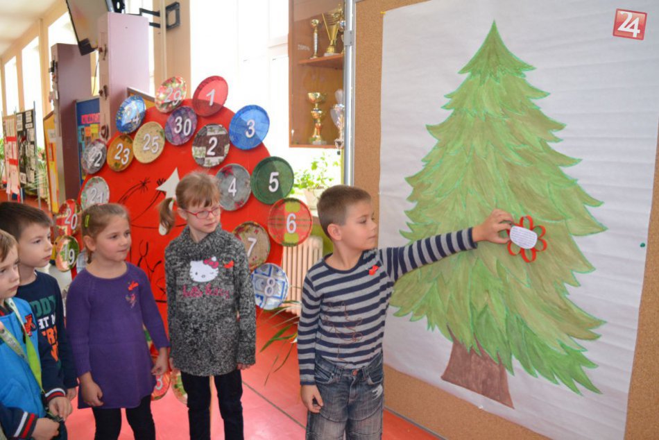 Ilustračný obrázok k článku Netradičný stromček revúckych školákov: To, čo si zvolili za jeho ozdoby, vás dostane!