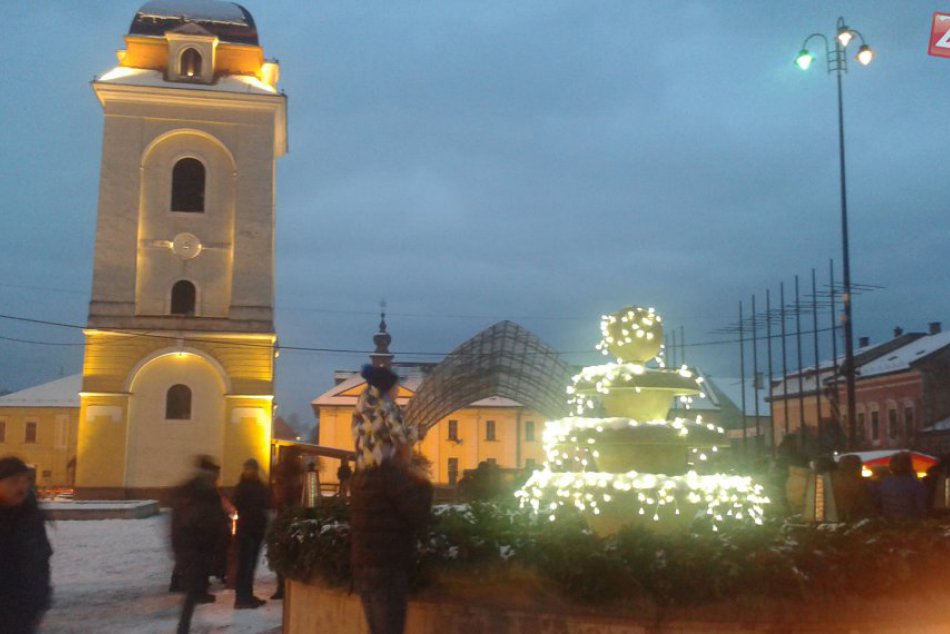 Ilustračný obrázok k článku Prvá svieca na adventnom venci zažatá: Čo sa bude diať na breznianskom námestí? FOTO