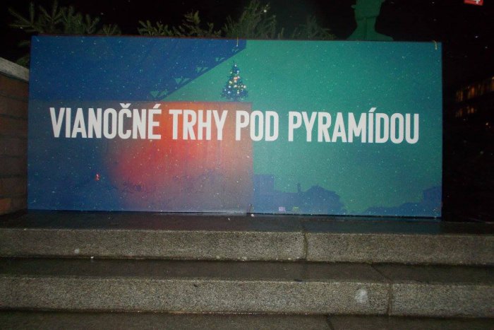 Ilustračný obrázok k článku Vianočné trhy už začali aj pod Pyramídou. Návštevníkov zaujme počas decembra vyše sedemdesiat koncertov