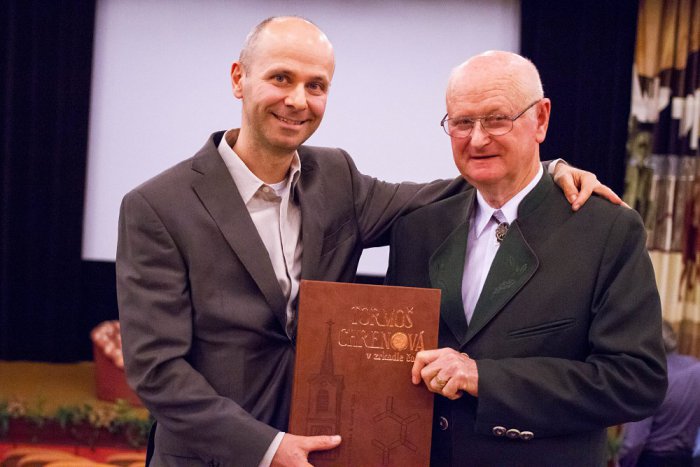 Ilustračný obrázok k článku Kniha o Chrenovej je na svete: Do života ju uviedli lupene kvetov zo sídliska