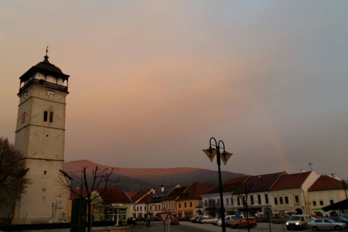 Ilustračný obrázok k článku Krásny prírodný úkaz nad mestom: Toto sa v zime často nestáva!