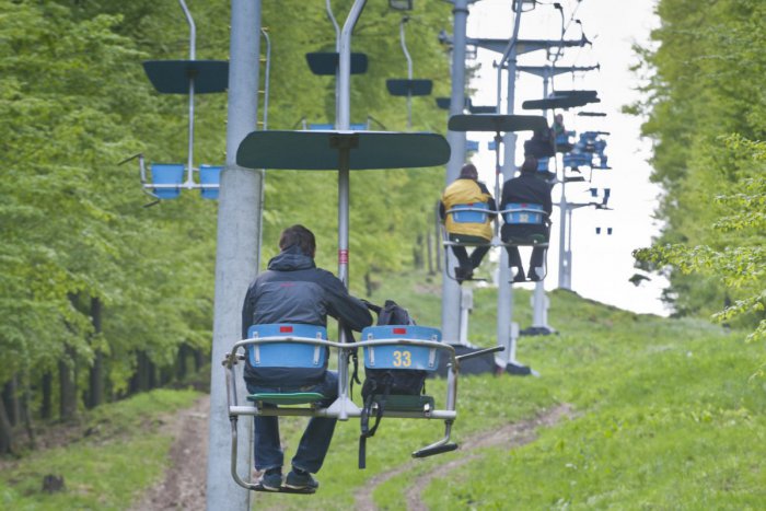 Ilustračný obrázok k článku Hasiči úspešne evakuovali tridsať ľudí, uväznených na lanovke. Taktické cvičenie sa konalo po desaťročnej prestávke