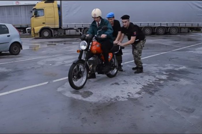 Ilustračný obrázok k článku VIDEO: Mafiáni a študenti gymnázia verzus polícia,Topoľčanci zobrali únos triednej knihy po svojom!