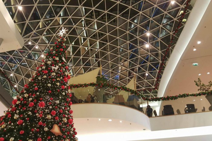 Ilustračný obrázok k článku Nákupné centrá sa vyzdobili na Vianoce tradične, originálne aj interaktívne