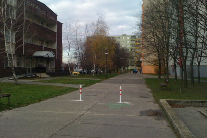 Ilustračný obrázok k článku Dúbravka vytlačila autá z chodníka