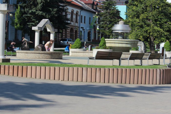 Ilustračný obrázok k článku Radnica chce v Poprade zrekonštruovať celé námestie: Pohráva sa aj s myšlienkou vybudovať podzemné parkovisko!