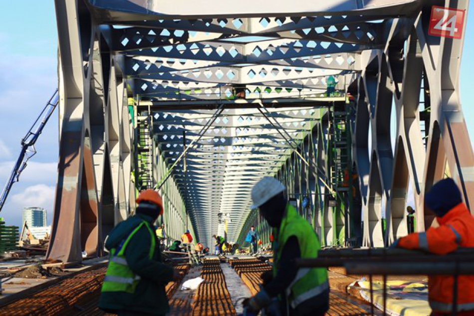 Ilustračný obrázok k článku OBRAZOM: Na výstavbe električkovej trati do Petržalky sa intenzívne pracuje. Stihnú sa práce dokončiť na čas?