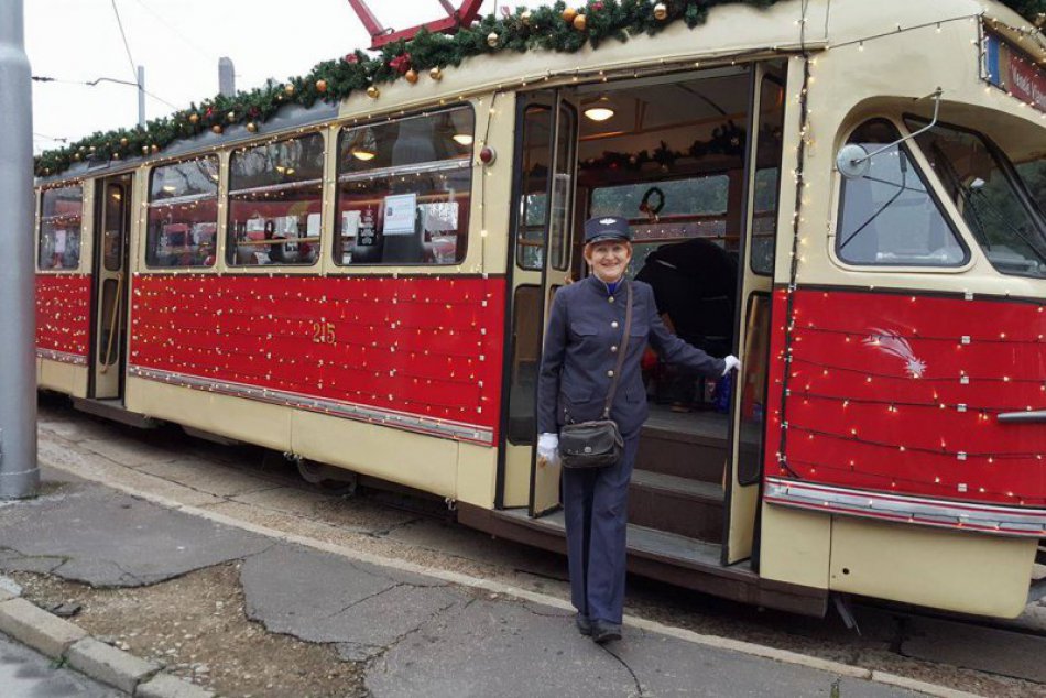 Ilustračný obrázok k článku OBRAZOM: Vianočná električka už jazdí ulicami Bratislavy. Takto vyzerala jej prvá tohtoročná jazda