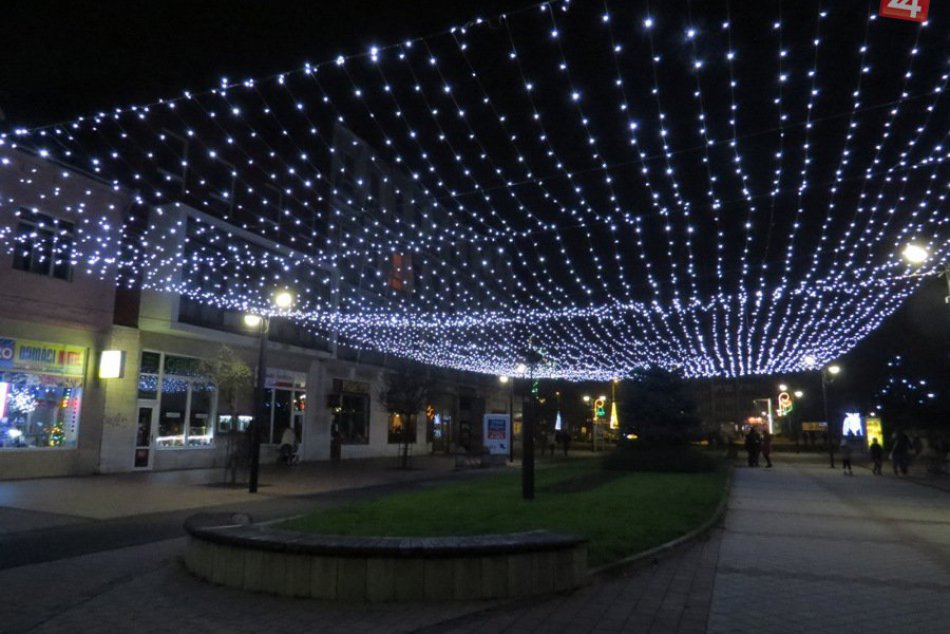 Ilustračný obrázok k článku S vianočnou výzdobou začnú v Michalovciach už o pár dní: Tešte sa i na nové prvky